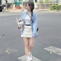 Set váy nữ 3 món áo thun trắng kèm khoác sơ mi sọc xanh form rộng phối chân váy kaki trắng có nịt phong cách trẻ trung