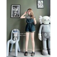 Set yếm đùi thời trang nữ mặc đi chơi Tết chất liệu áo thun gân cổ tròn tay ngắn sọc kèm yếm jeans cứng 1 màu.