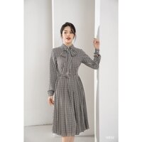 SHEAZ Đầm váy lụa kẻ sọc caro quả trám đen trắng cổ nơ tay dài xếp li midi dài qua đầu gối