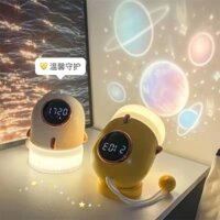 [Shop Hot Sale] Phong cách mới Ký túc xá di động cho trẻ em Đèn ăn ban đêm LED Bầu trời đầy sao Đèn chiếu cho bé Đồng hồ nhỏ Đèn ngủ tên lửa