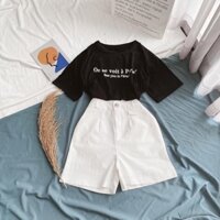 Short kaki màu trắng + pull chữ đen,