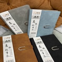 Sổ tay bìa da XINHE 25-117 size trung nút hít giao màu ngẫu nhiên