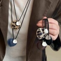 Sốt Cùng Phong Cách Handmade Tình Yêu Mặt Dây Chuyền Vòng Cổ Nữ Thu Đông Dệt Dây Đen Phụ Kiện Trang Trí Áo Len Dài Dây Xích