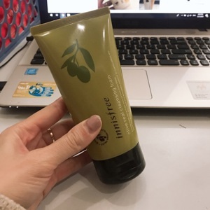 Sữa rửa mặt dưỡng ẩm chuyên sâu Olive Real Cleansing Foam Innisfree 150ml