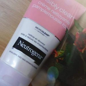 Sữa rửa mặt Neutrogena Visibly Clear Gel Nettoyant Exfoliant Pamplemousse Rose