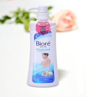 Sữa tắm Biore dưỡng ẩm mềm mịn 530g
