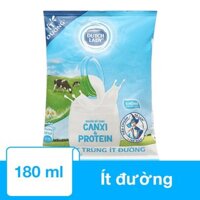 Sữa tiệt trùng Dutch Lady ít đường bịch 180 ml (từ 1 tuổi)