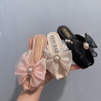 Sục hở mũi da PU mềm viền ngọc nơ công chúa cho bé gái. Sục công chúa bé gái phong cách điệu đà