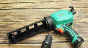 Súng bơm Silicon pin 12V DCA ADPJ12AK