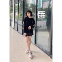 Sweater đen tay áo có chữ