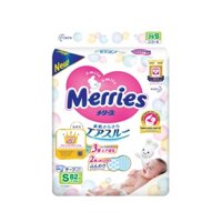 tã dán Merries size S 82 miếng (4-8kg) & size M 64 miếng (6-11kg)