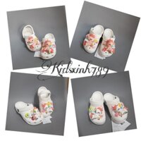 (Tặng 10 Sticker)Dép Sục Crocs Clssic Màu Trắng+Mix Sticker Cho Bé Gái. Hàng Cao Cấp. Nhựa Không Mùi. Chất Mềm. Êm Châ