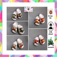 (Tặng 12 Sticker) Dép Sục Crocs Baya MàuTrắng Cho Bé Trai Gắn Sticker Siêu Nhân. Sản Phẩm Cao Cấp, Nhựa Không Mùi .
