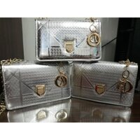 (TẶNG TÚI GẤM ĐỎ MAY MẮN hoặc VÒNG TAY CHỈ ĐỎ MAY MẮN)Túi xách nữ DRM bạc khóa sập