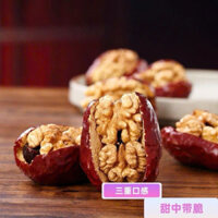 táo đỏ kẹp óc chó