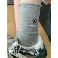 Tất nữ màu xám Miu với viền cuộn và nơ, tất cao đến giữa bắp chân, kiểu dáng mỏng mùa hè, tất xếp chồng, tất dài cotton thoáng khí, kiểu ballet