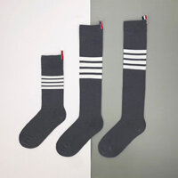 Tất Thom Browne Tb Mùa Hè Mỏng Thoáng Khí Dài Jk Phong Cách Đại Học Nữ Đa Năng Tb Giữa Ống Tất