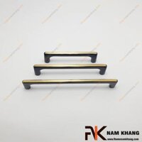 Tay nắm cửa tủ dạng thanh màu đồng đen viền vàng NK211D-BCF (2 vít cách 96mm, Màu Đen Phối Vàng)