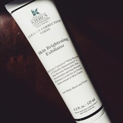 Tẩy tế bào chết da mặt Kiehl's clearly corrective white skin brightening exfoliator