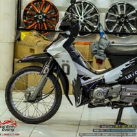 Tem Trùm Xe Sirius Trắng Đen Bóng Ohlins