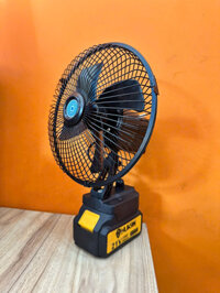 Thân quạt dùng pin chân phổ thông, có 2 cấp độ gió