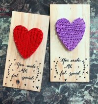 Thanh gỗ đan chỉ trái tim màu đỏ