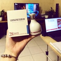 Thanh lăn lạnh Medipeel đẩy tinh chất