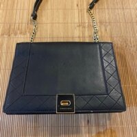Thanh lý túi charles and keith (70%) màu đen, bên trong,khoá, dây vẫn mới, phần da ngoài bên trên bị dãn như hình chụp.