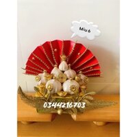 Tháp tỏi thần tài quạt đỏ trưng ngày Tết đẹp