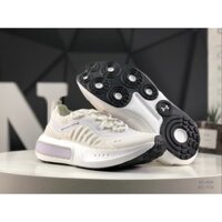 The Track Trainer, giày chạy bộ hợp thời trang của UnderArmour, có hình bóng ngoài trời và cấu trúc trên phức tạp