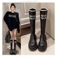 THE2001STORE | Giày boot nữ cổ cao da lì đế 6p thêu chữ miumiu phong cách thời trang Hàn Quốc