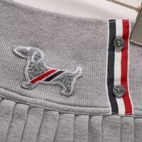 Thom Browne TB 25 Xuân Thu Mới Sọc Đại Học Phong Cách Dệt Kim Xếp Ly Váy Nữ TB Puppy Thêu Váy Hi