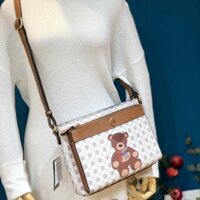 TNS - Túi đeo chéo Giani Bernini Crossbody bag da sần màu trắng hoạ tiết với hình gấu xinh xắn