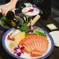 Tô sứ viền xanh đựng sashimi, tô hải sản ướp lạnh, bát đĩa decor nhà hàng