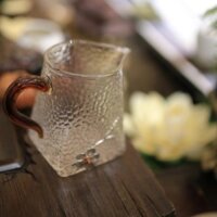 Tống rót trà thuỷ tinh cao cấp chịu lực chịu nhiệt với hoa văn bông hoa bạc đẹp từ những người nghệ nhân chế tác.