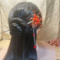 Trâm bới tóc hoa bỉ ngạn đỏ