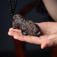 Trầm Hương Khắc Kỳ Lân Pixiu Tay Cầm Mảnh Gỗ Chắc Chắn Nam Chơi Cổ Huyền Thoại Quái Vật May Mắn Trang Sức Xe Mặt Dây Chuyền20250303