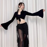 Trang phục tập múa bụng Swegal với cổ gập, áo tay bướm đôi, tạp dề nhỏ bằng lụa đen bóng và quần ren