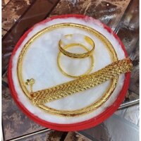 Trang sức cưới xi vàng 24 cao cấp nguyên bộ gồm 1 kiềng cổ . 1 lắc tay . 2 vòng tay . có tặng hộp nhung đỏ đựng y hình