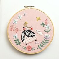 Tranh DIY tự thêu tranh khung gỗ tre đủ dụng cụ - mẫu Doll 1