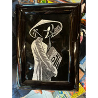 Tranh sơn mài khảm trứng hình cô gái mặc áo dài