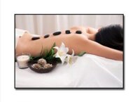 Tranh spa cô gái đẹp nằm chườm đá nóng Amia24040