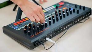 Trống điện tử Behringer RHYTHM DESIGNER RD8