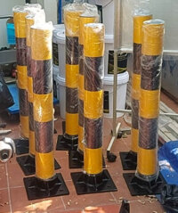 Trụ chống va đập bằng thép sơn vàng đen