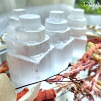 trụ đá selenite chân vuông