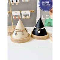 Trụ trưng vòng tay gỗ hình chóp decor cho shop Fukistore