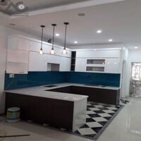 Tủ bếp + bàn đảo chữ U  thùng gỗ nhựa Picomat, cánh Acrylic