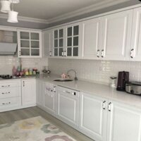 Tủ bếp chữ  thùng gỗ nhựa Picomat, cánh huỳnh sơn bệt