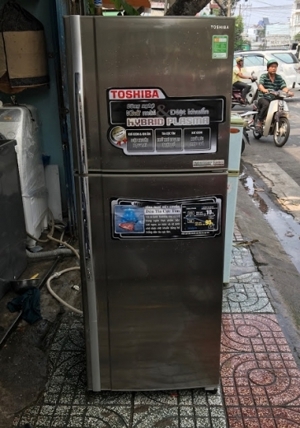 Tủ lạnh Toshiba 313 lít GR-R32FVUD