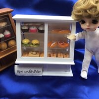 Tủ trưng bày bán bánh bằng gỗ mini tí hon dùng cho trang trí nhà búp bê BJD tỉ lệ 1/8, 1/12. Miniatute, Dollhouse